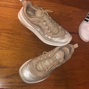 Nude shoes woman’s